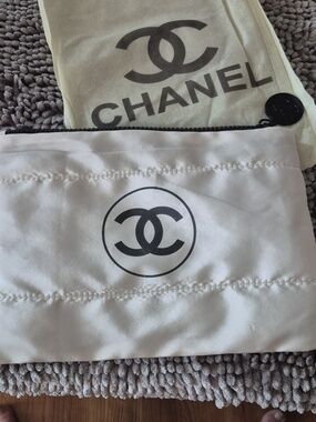 NWT Chanel White & Black CC Logo Pouch [B4]